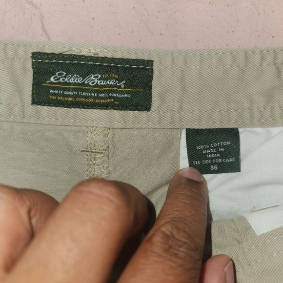 Eddie Bauer Shorts Mens Size 36 Tan Pleated Front Khaki Regular Length - Picture 2 of 4